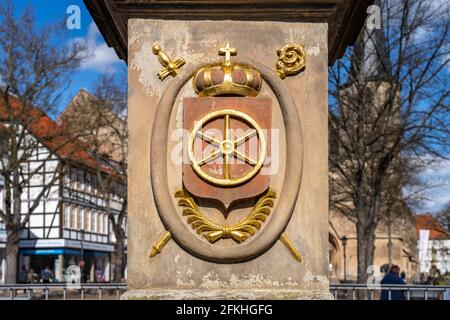 Wappen mit Mainzer Rad der Mariensäule in Duderstadt, Niedersachsen, Deutschland`s Wappen mit Mainzer Ionenrad Mariensäule in Duders Stockfoto